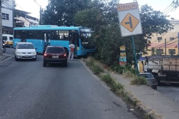 Ônibus quase cai de ribanceira no distrito de Conselheiro paulino em Nova Friburgo