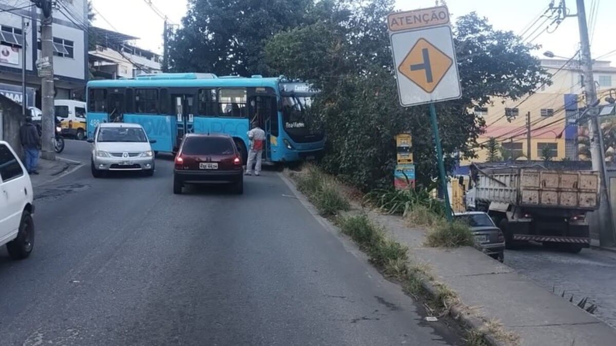 Ônibus quase cai de ribanceira no distrito de Conselheiro paulino em Nova Friburgo