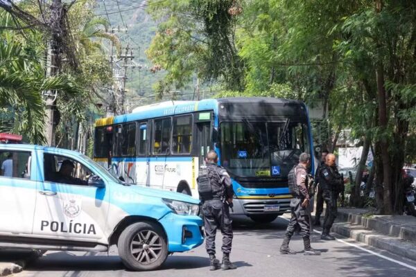 Ônibus são sequestrados e usados como barricada no Itanhangá — Foto Márcia Foletto