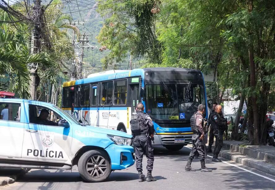 Ônibus são sequestrados e usados como barricada no Itanhangá — Foto Márcia Foletto