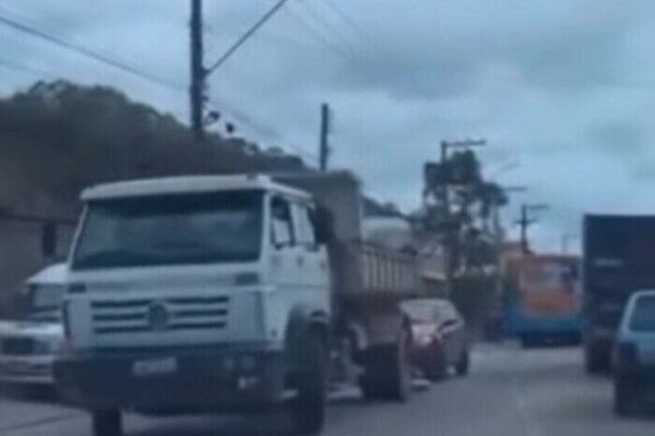 Ônibus se desprende de guincho e causa acidente em Nova Friburgo