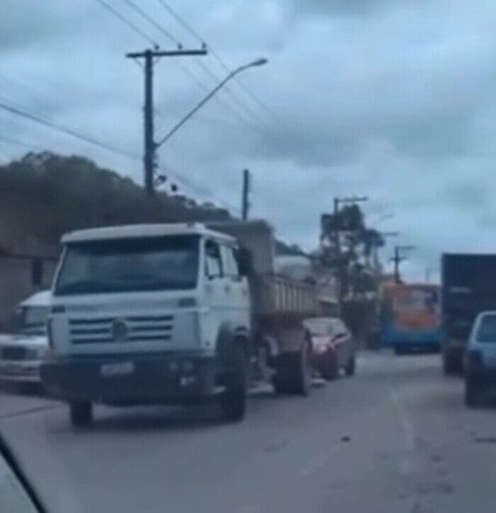 Ônibus se desprende de guincho e causa acidente em Nova Friburgo