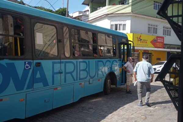 Ônibus teve pane mecânica e enguiçou no Centro de Nova Friburgo