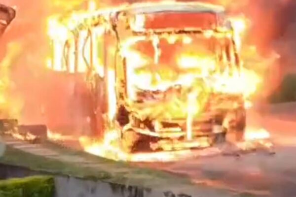 Ônibus urbano pega fogo em Nova Friburgo, na Chácara do Paraíso