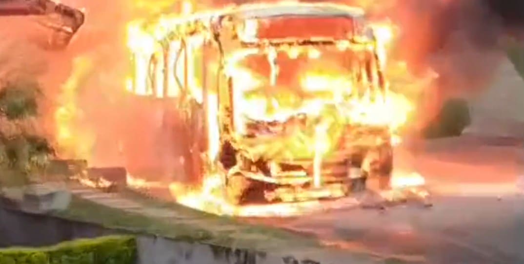 Ônibus urbano pega fogo em Nova Friburgo, na Chácara do Paraíso