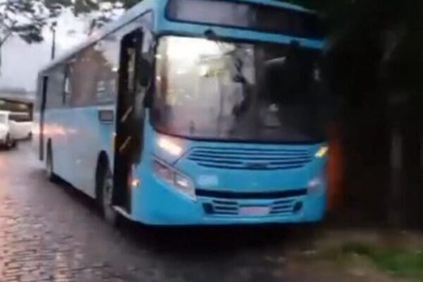 Ônibus vaza óleo e preocupa passageiros e motoristas em Nova Friburgo