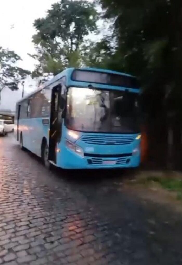 Ônibus vaza óleo e preocupa passageiros e motoristas em Nova Friburgo