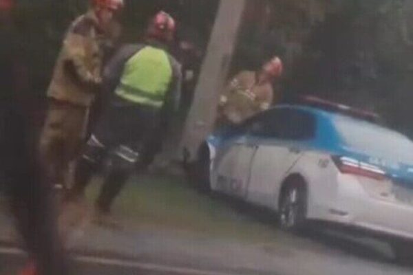 PM bate o carro em uma árvore no interior do Rio de Janeiro