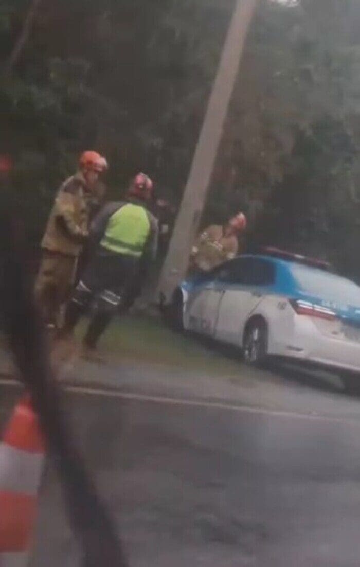 PM bate o carro em uma árvore no interior do Rio de Janeiro