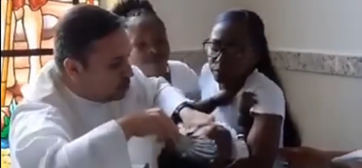 Padre agarra bebe pelo pescoço em São Sebastião do Alto