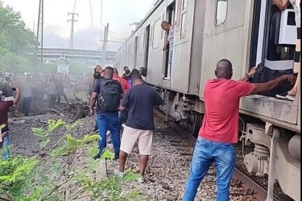 Passageiros andam pelos trilhos após trem parar na estação de Vigário Geral — Foto Reprodução (1)