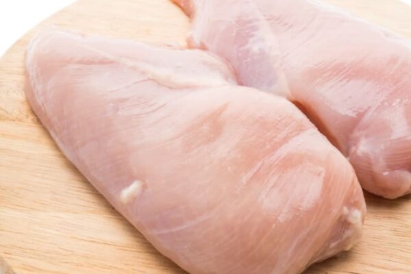 Peito de frango é um dos alimentos proibidos pela ANVISA