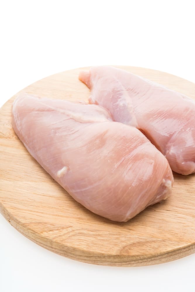 Peito de frango é um dos alimentos proibidos pela ANVISA