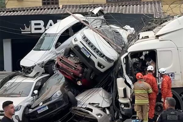 Pelo menos oito veículos foram atingidos e ficaram amontoados, alguns com aparente perda total - O Diário de Teresópolis