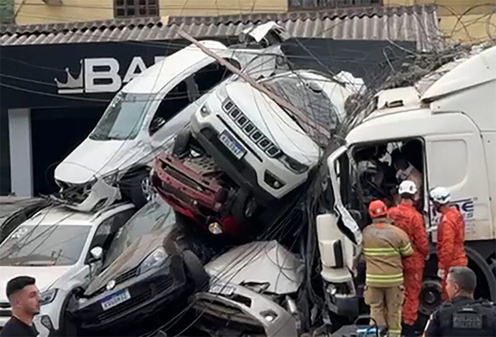 Pelo menos oito veículos foram atingidos e ficaram amontoados, alguns com aparente perda total - O Diário de Teresópolis