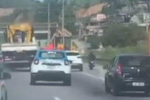 Perseguição alucinada na Via Dutra tem pânico e violência, na altura de Nova Iguaçu