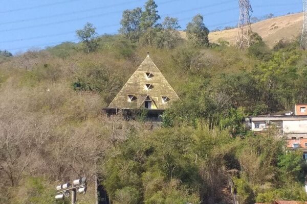 Pirâmide misteriosa no Rio de Janeiro intriga cariocas