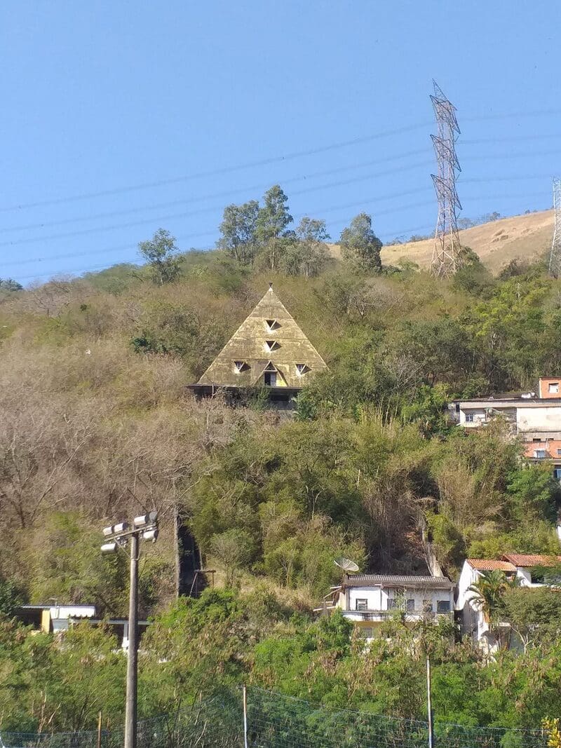 Pirâmide misteriosa no Rio de Janeiro intriga cariocas