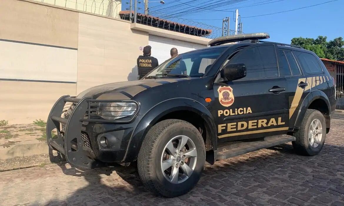 Polícia Federal prende um homem em Nova Friburgo e outros em Magé e São Pedro da Aldeia em operaçao de cigarros falsos no RJ e ES