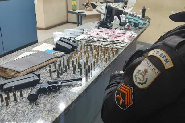 Polícia de Nova Friburgo apreensao armas e drogas