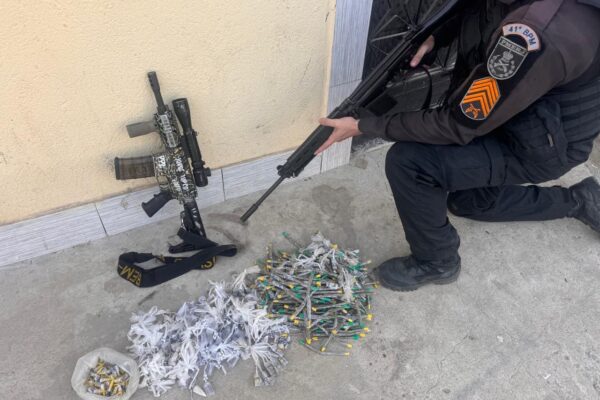 Polícia do Rio de Janeiro apreende drogas e fuzil em escola no bairro Colégio