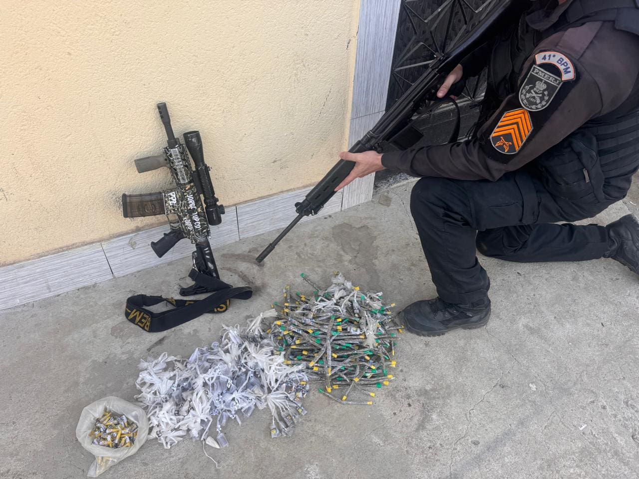 Polícia do Rio de Janeiro apreende drogas e fuzil em escola no bairro Colégio