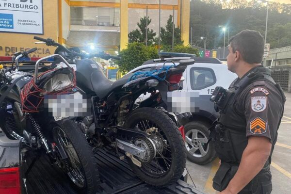 Policiais apreendem motos e prendem motoqueiros após manobra arriscada em Lumiar - Nova Friburgo-RJ