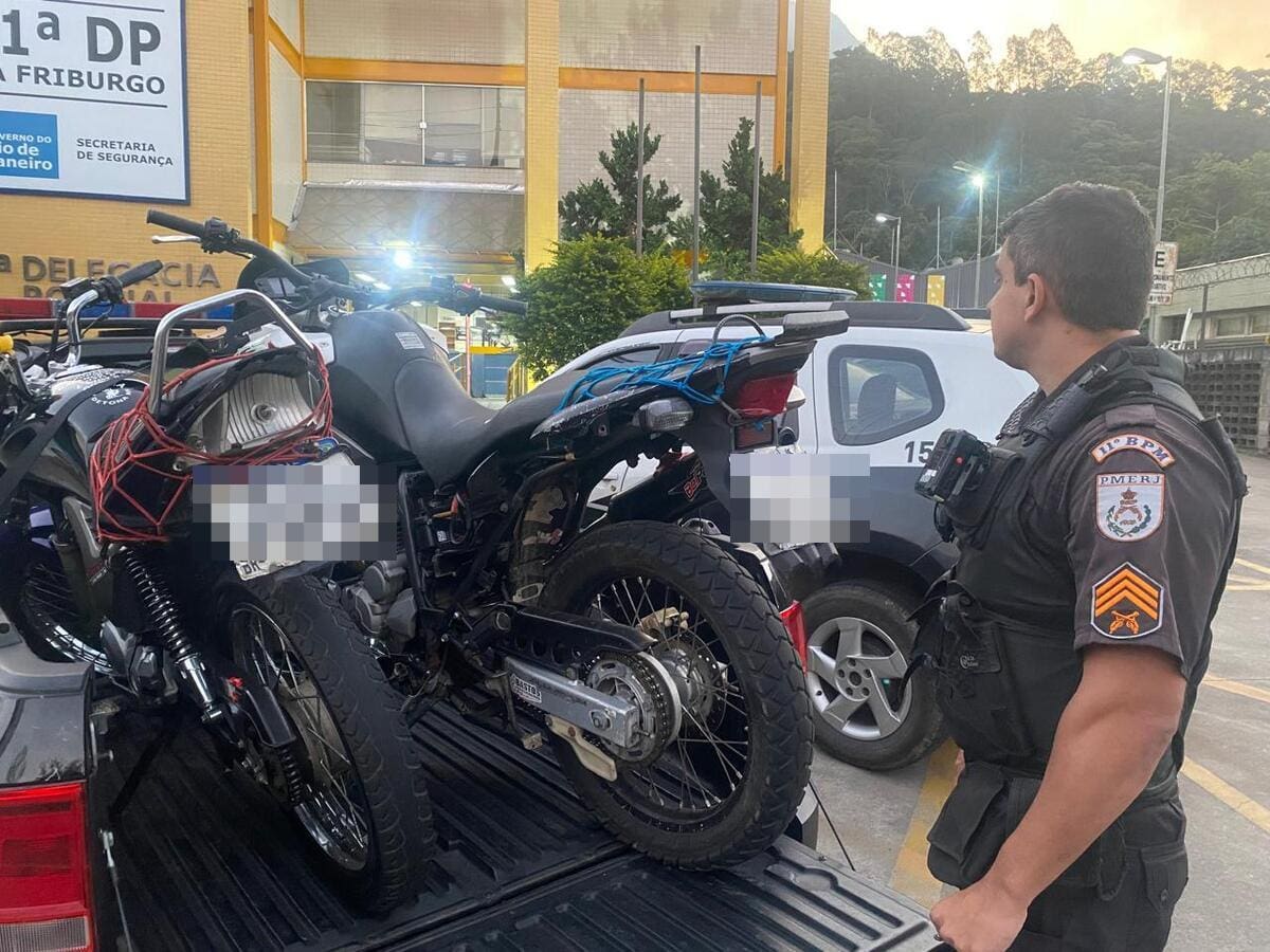 Policiais apreendem motos e prendem motoqueiros após manobra arriscada em Lumiar - Nova Friburgo-RJ