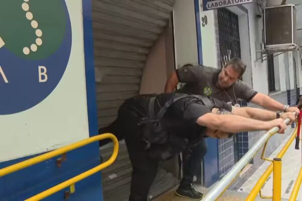 Policiais arrombaram a porta para entrar no laboratório PCS Lab Saleme — Foto Reprodução TV Globo