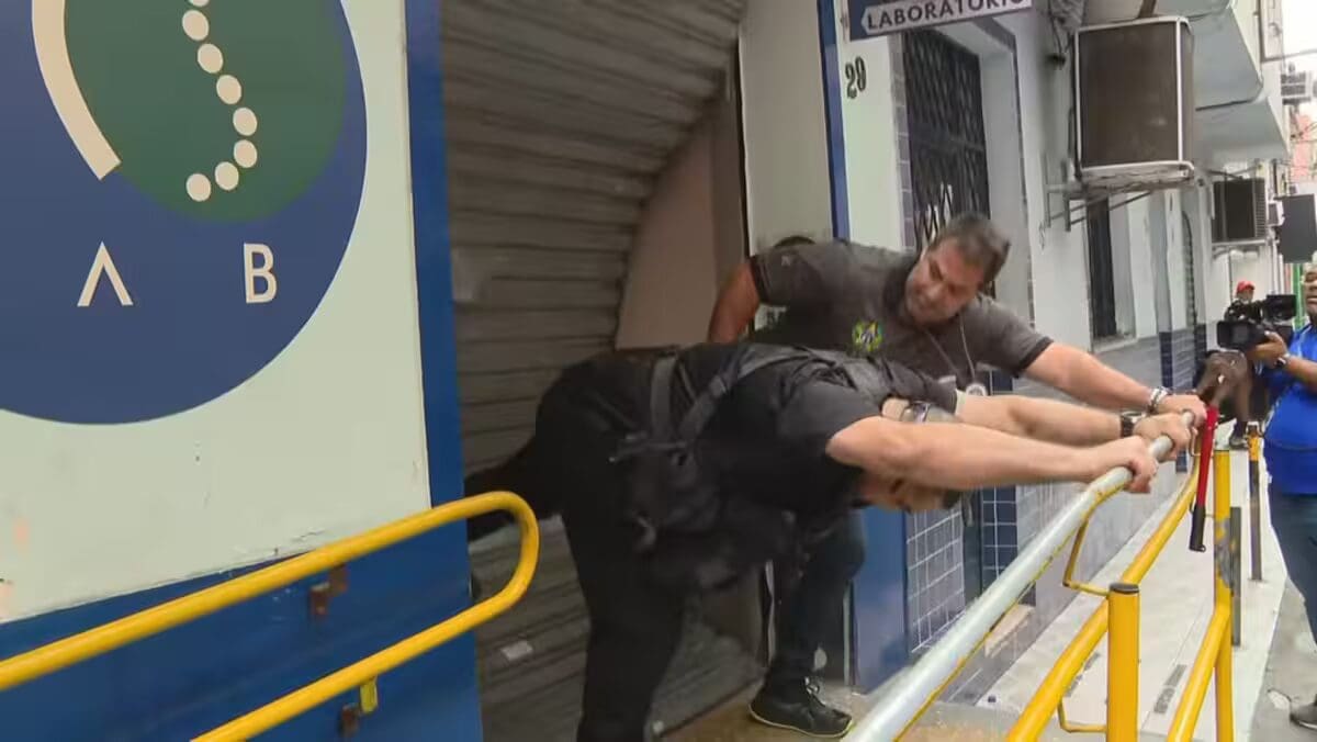 Policiais arrombaram a porta para entrar no laboratório PCS Lab Saleme — Foto Reprodução TV Globo