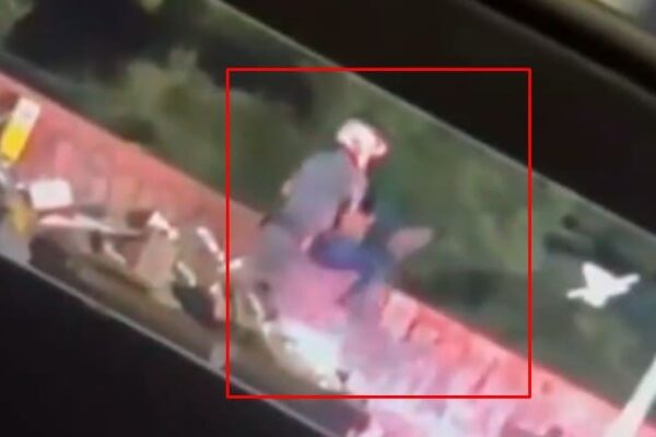 Policial de São Paulo arremessa homem de uma ponte e imagem choca