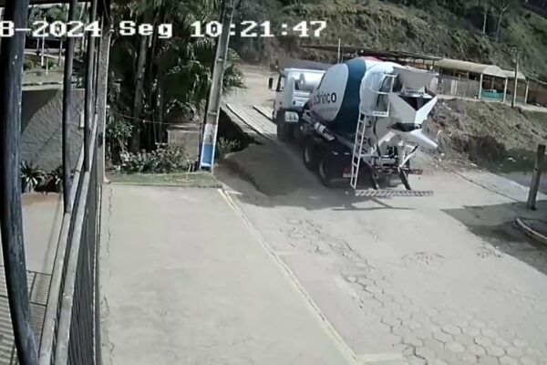 Ponte desaba após caminhão de cimento passar - estrutura não aguentou o peso