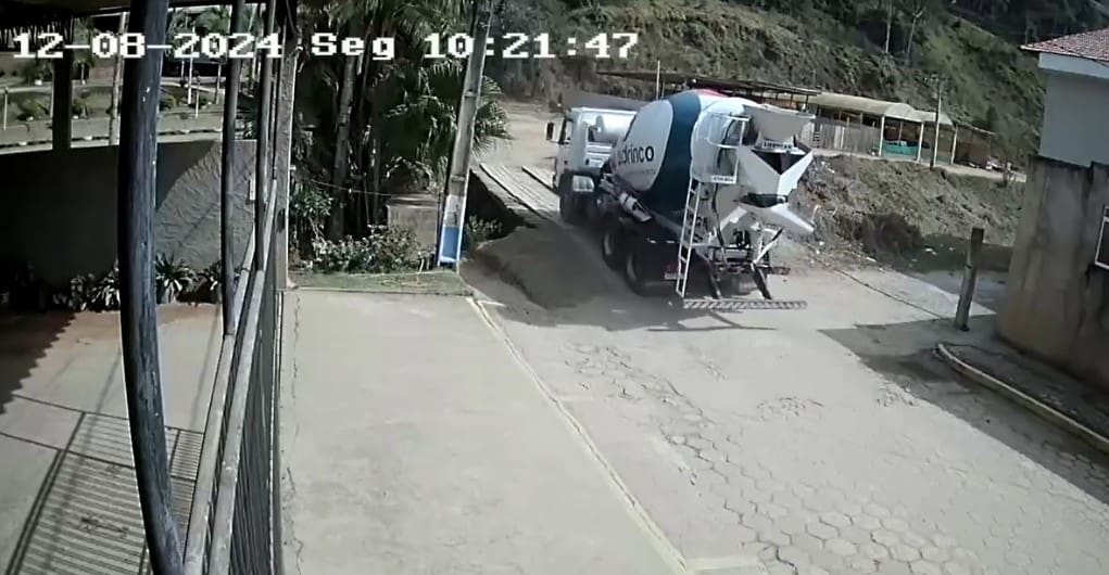 Ponte desaba após caminhão de cimento passar - estrutura não aguentou o peso