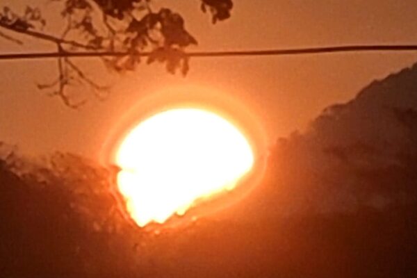 Pôr do sol em Nova Friburgo chama atenção pela beleza mas também pelo reflexo das queimadas
