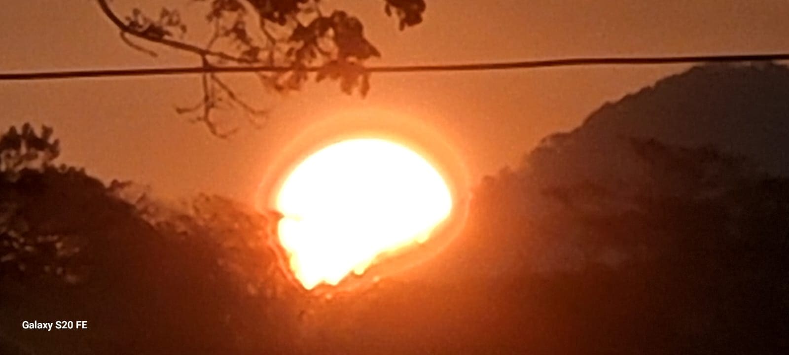 Pôr do sol em Nova Friburgo chama atenção pela beleza mas também pelo reflexo das queimadas