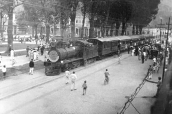 Praça Getúlio Vargas em Nova Friburgo na época em que o trem circulava pela cidade - Publicada por Lily Jordy (1)