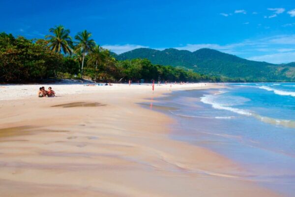 Praia Lopes Mendes, em Ilha Grande-RJ, é considerada uma das praias mais bonitas do Brasil - Foto - Reprodução Internet (1)