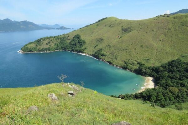 Praia da Sororoca é uma joia escondida em Angra dos Reis, no Rio de Janeiro