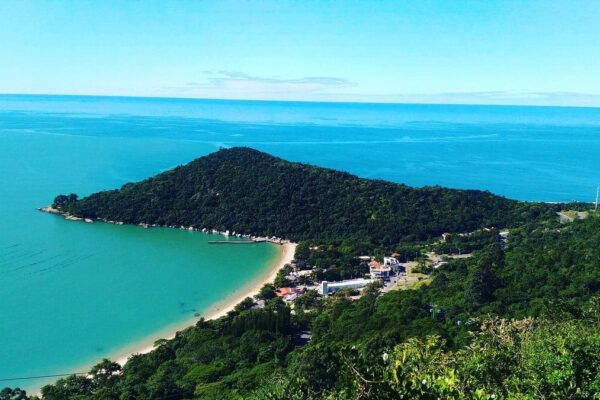 Praia de Laranjeiras na altura de Trindade e Paraty chama atenção por ficar dentro de condomínio de luxo, mas tem acesso liberado ao público (4)