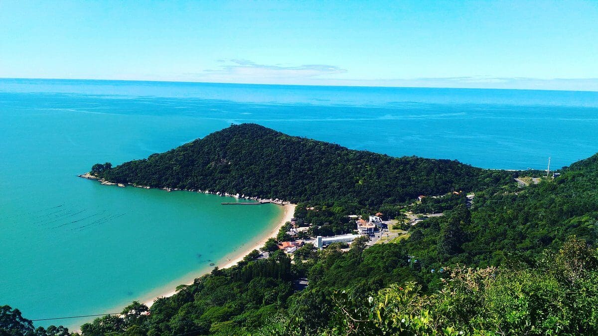 Praia de Laranjeiras na altura de Trindade e Paraty chama atenção por ficar dentro de condomínio de luxo, mas tem acesso liberado ao público (4)
