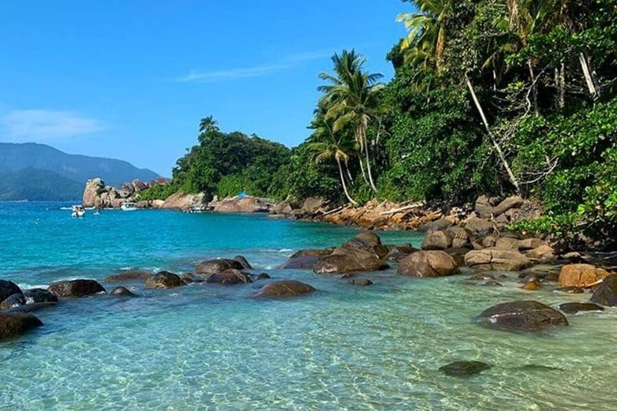 Praia do Aventureiro em Ilha Grande é um dos cartões postais do Estado do Rio de Janeiro - Foto Pintrest