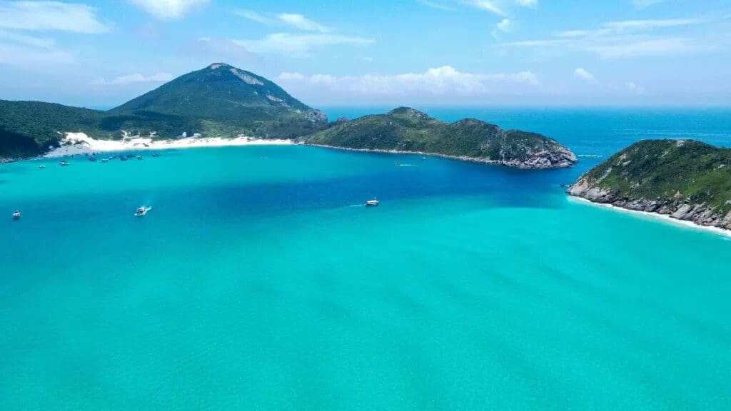 Praia do Farol em Arraial do Cabo na região dos lagos do Rio de Janeiro é a mais perfeita do Brasil
