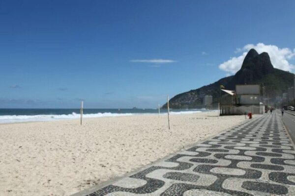Praia do Leblon em mais um dia de calor em pleno inverno no Rio de Janeiro