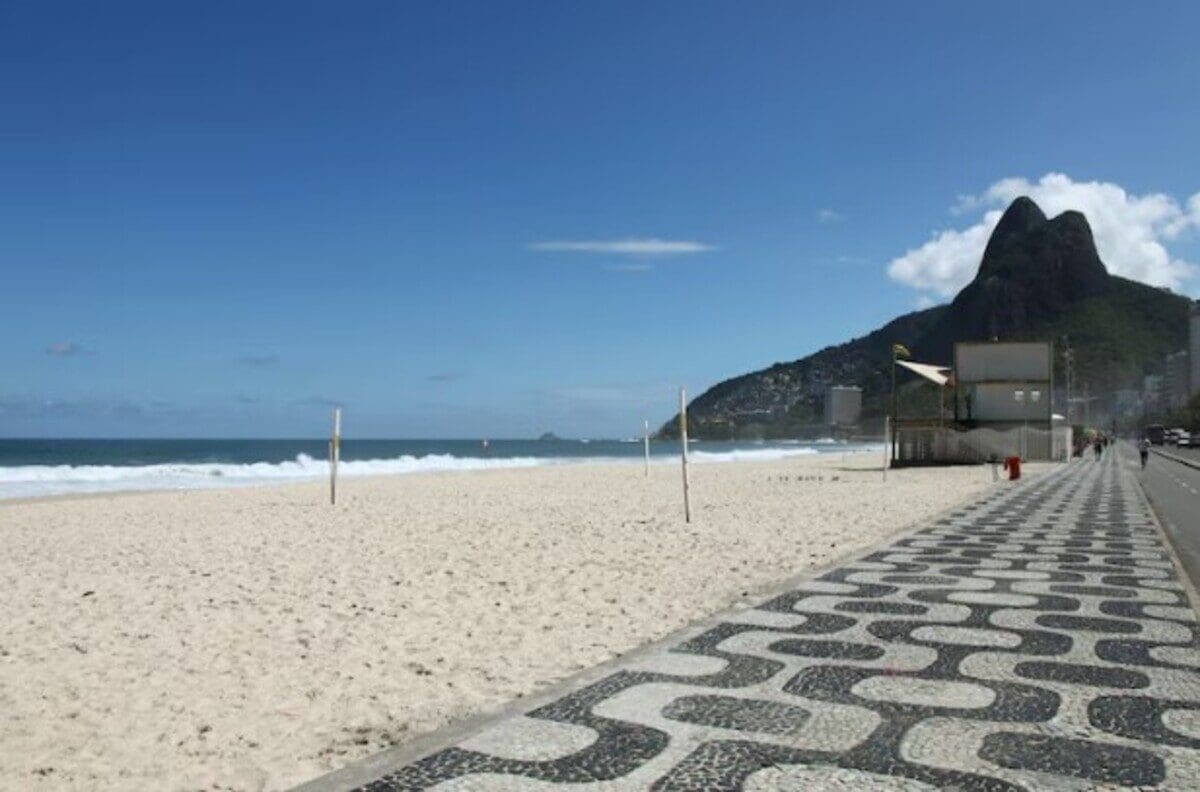 Praia do Leblon em mais um dia de calor em pleno inverno no Rio de Janeiro