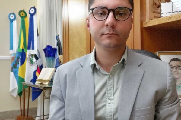 Prefeito de Nova Friburgo Johnny Maycon em seu gabinete no Centro da cidade