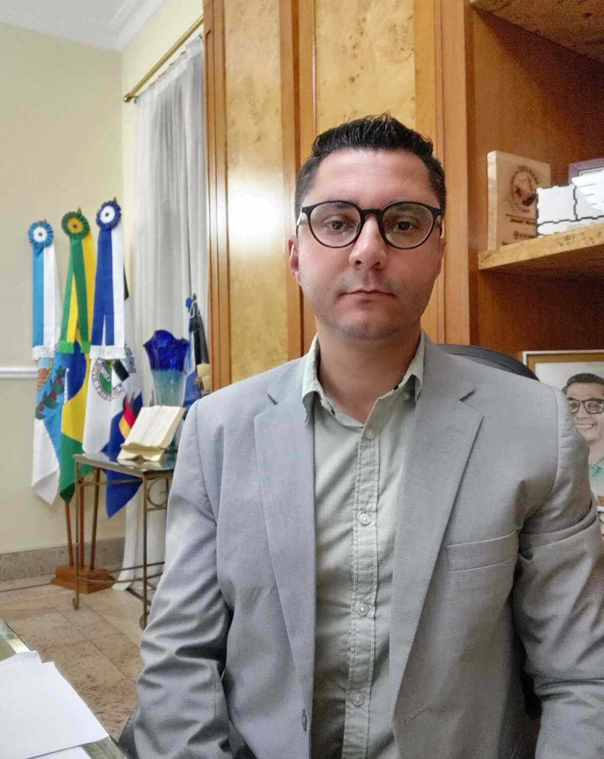 Prefeito de Nova Friburgo Johnny Maycon em seu gabinete no Centro da cidade