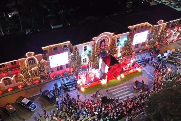 Prefeitura de Nova Friburgo com iluminação de Natal
