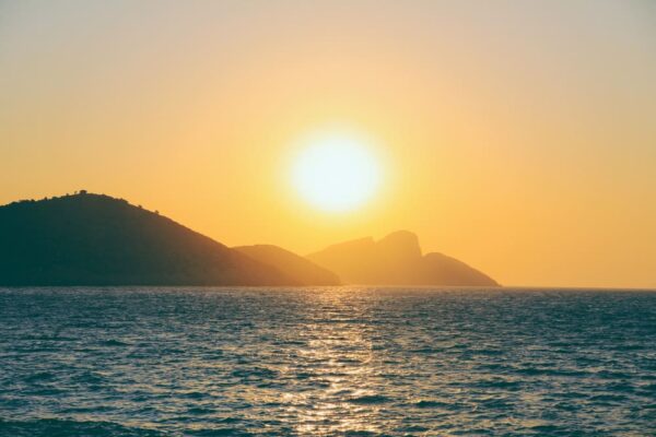 Previsão do tempo para o Rio de Janeiro e restante do Estado é de sol, calor e chuvas isoladas
