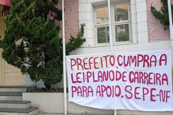 Professores cobram pagamento do piso e melhorias na categoria. Categoria está na bronca com o Prefeito Johnny Maycon