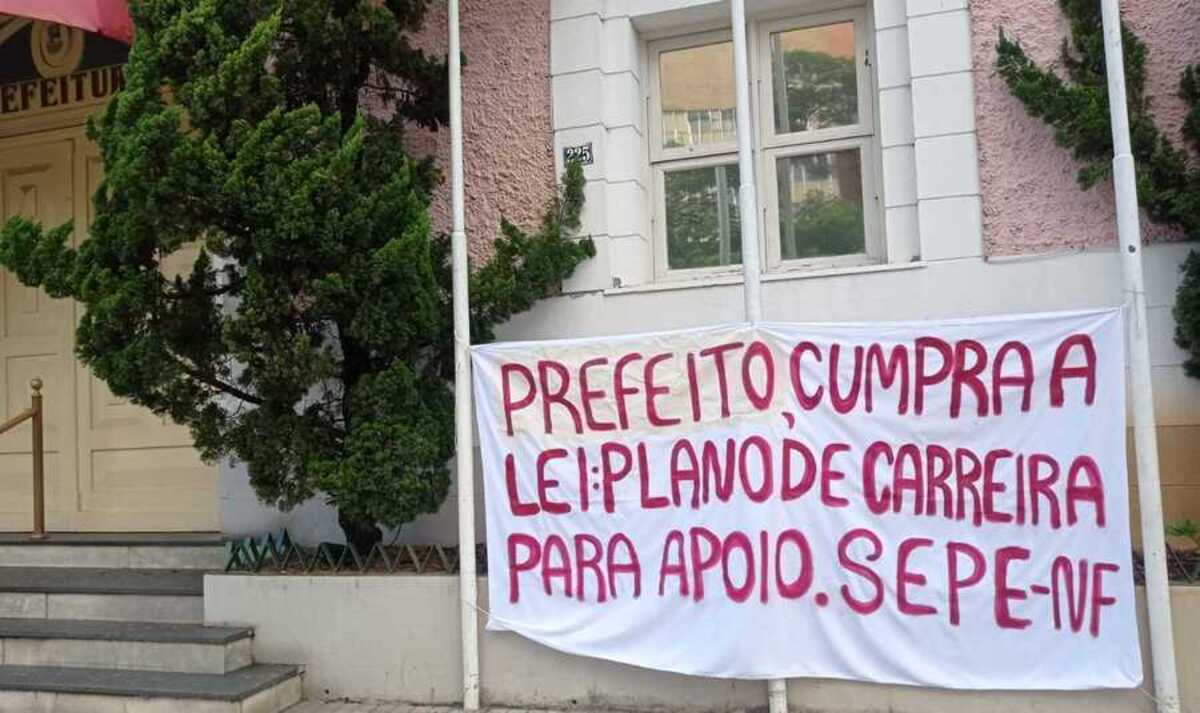 Professores cobram pagamento do piso e melhorias na categoria. Categoria está na bronca com o Prefeito Johnny Maycon